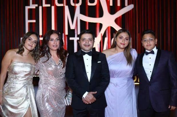 محمد هنيدي مع زوجته وأولاده