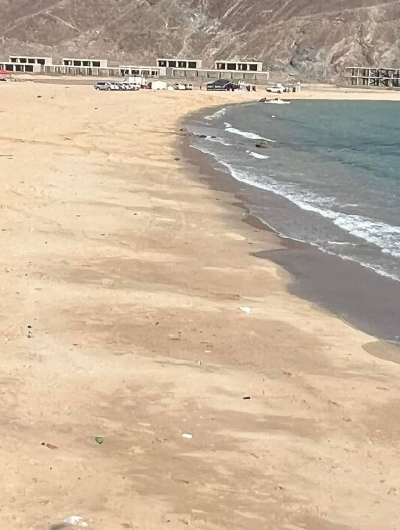 لاول مرة في تاريخ اليمن : رجل اعمال يستولي على شاطىء شهير في عدن ويمنع الاسر من دخوله(صور)   