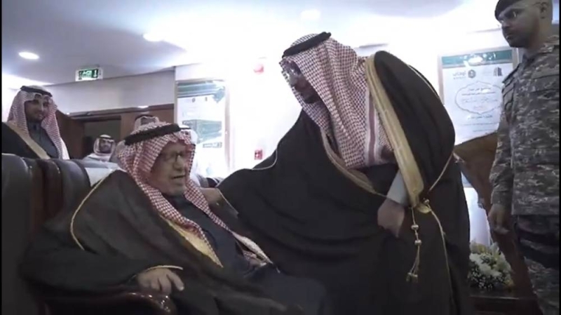 لن تصدق ردة فعل أمير سعودي عندما أراد أحد معلميه بالجامعة الوقوف للسلام عليه..شاهد