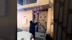 شاهد سيدة سعودية تشعل مواقع التواصل بما فعلته على باب منزل طليقها بعد انفصالهما
