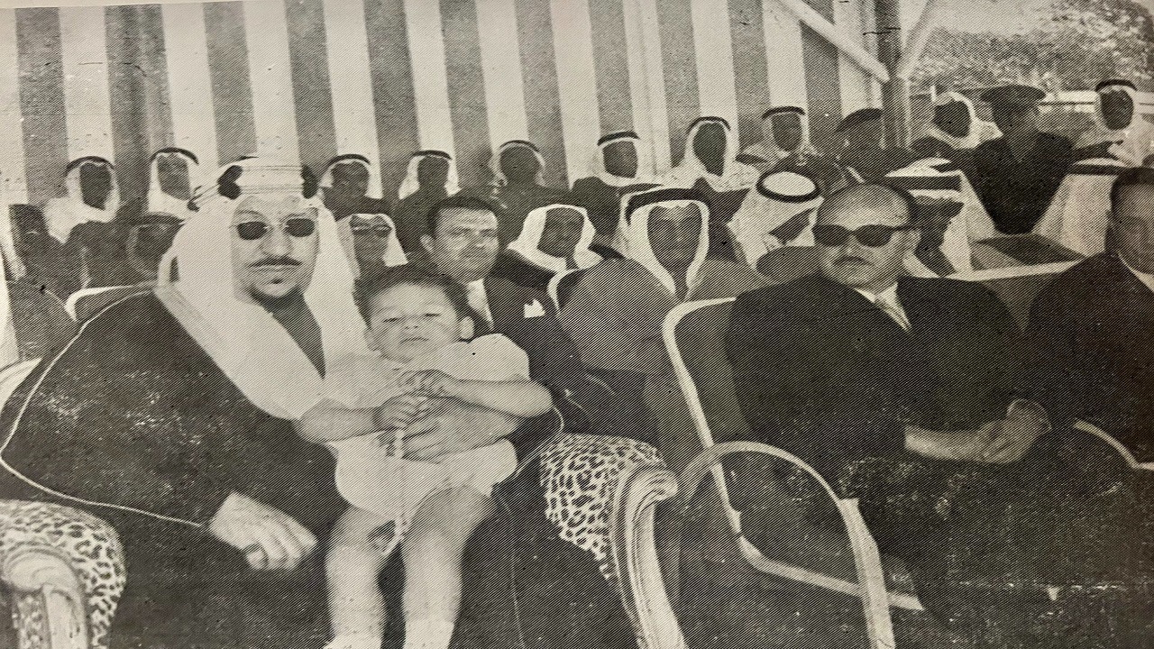 شاهد صورة نادرة وعفوية لأحد أبناء الملك الراحل سعود بن عبدالعزيز في حضن والده..من يكون؟