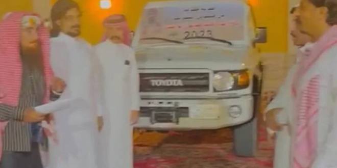  شاهد قبائل سعودية تكرم مغترب يمني بسيارة 2023 وهدايا كبيرة .. لهذا السبب!!