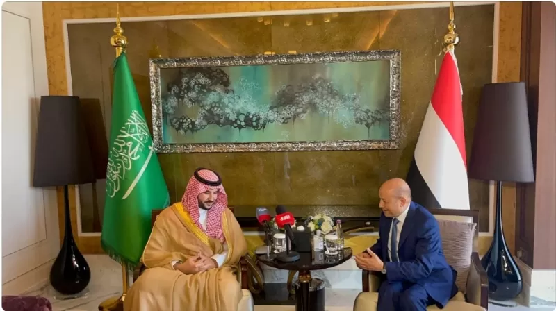 تفاصيل اجتماع ساخن بين الرئيس اليمني العليمي وبن سلمان