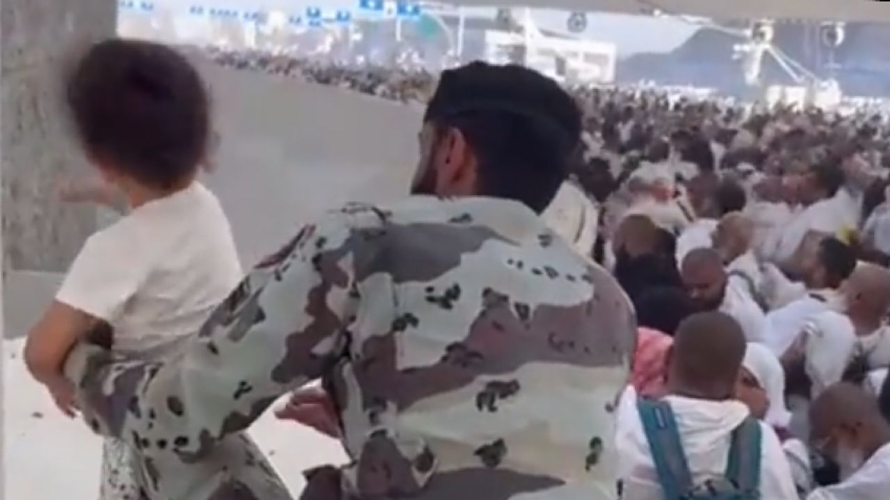 ردة فعل مفاجئة لجندي سعودي بعد أن طلب منه أحد الحجاج هذا الطلب الغريب!..شاهد