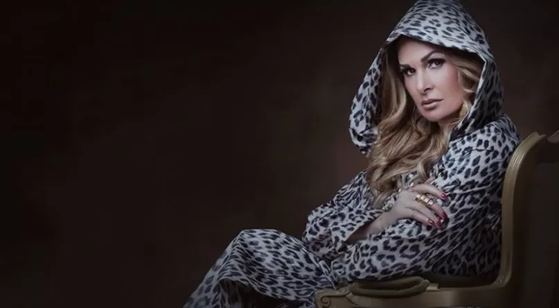 الفنانة يسرا
