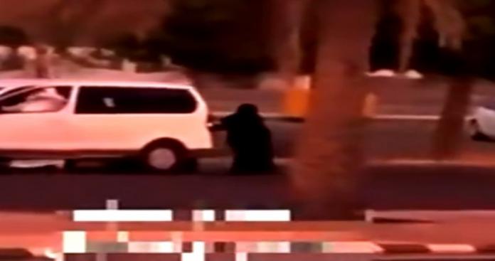 رجل وامرأة يحملان الجنسية اليمنية في السعودية يحتالان على المارة في الشارع بطريقة خبيثة لا تخطر على بال .. شاهد الفيديو
