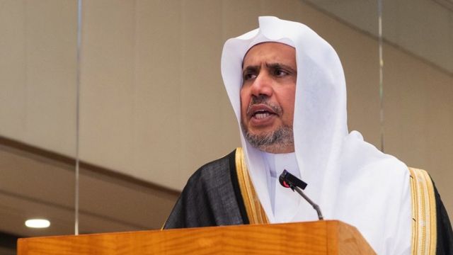شاهد شيخ سعودي يثير غضب الجميع .. اكل لحم الخنزير حلال وهذا الدليل! 