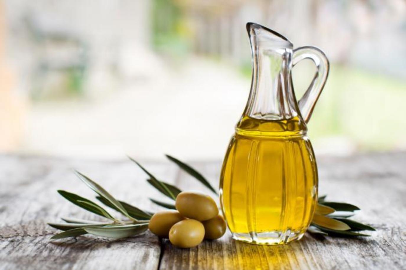 استخدم 3 ملاعق من زيت الزيتون بهذه الطريقة ستعيدك لعمر الزهور (نتائج جبارة)