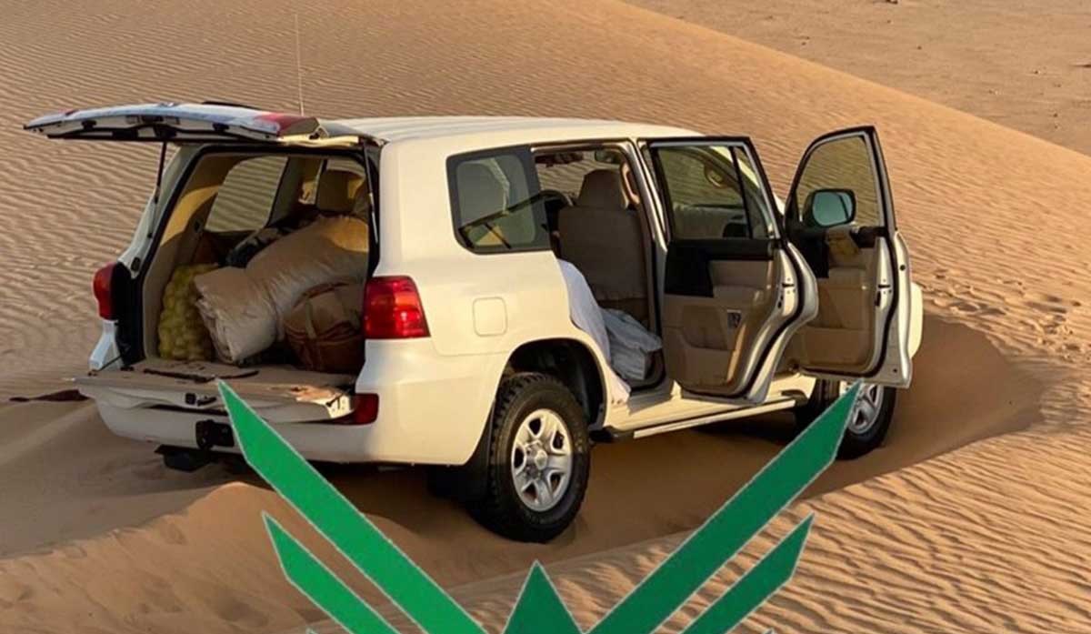 سيارة في صحراء 