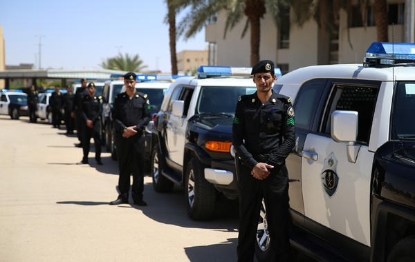 الأمن السعودي يداهم مسكن يمنيين في الرياض .. والمفاجأة ماذا عثروا بحوزتهم ؟تفاصيل صادمة 