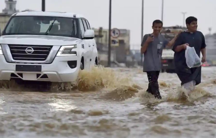 الأرصاد السعودي يطلق تنبيهات لجميع سكان عسير و جازان والباحة ومرتفعات منطقة تبوك