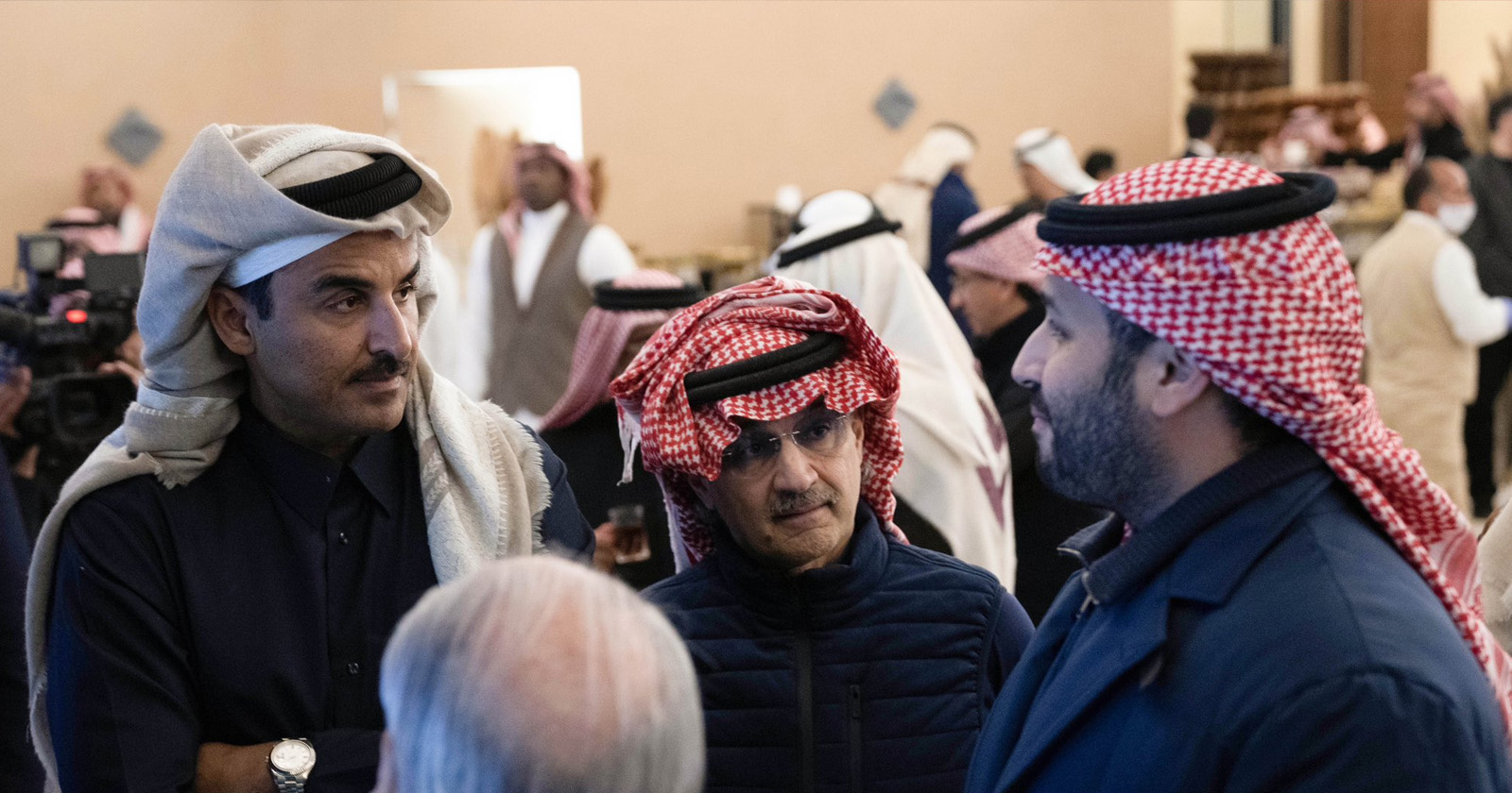 شاهد .. هذا ما فعله أمير قطر مع الوليد بن طلال في حضرة ولي العهد السعودي الأمير محمد بن سلمان فاجئ الجميع !!