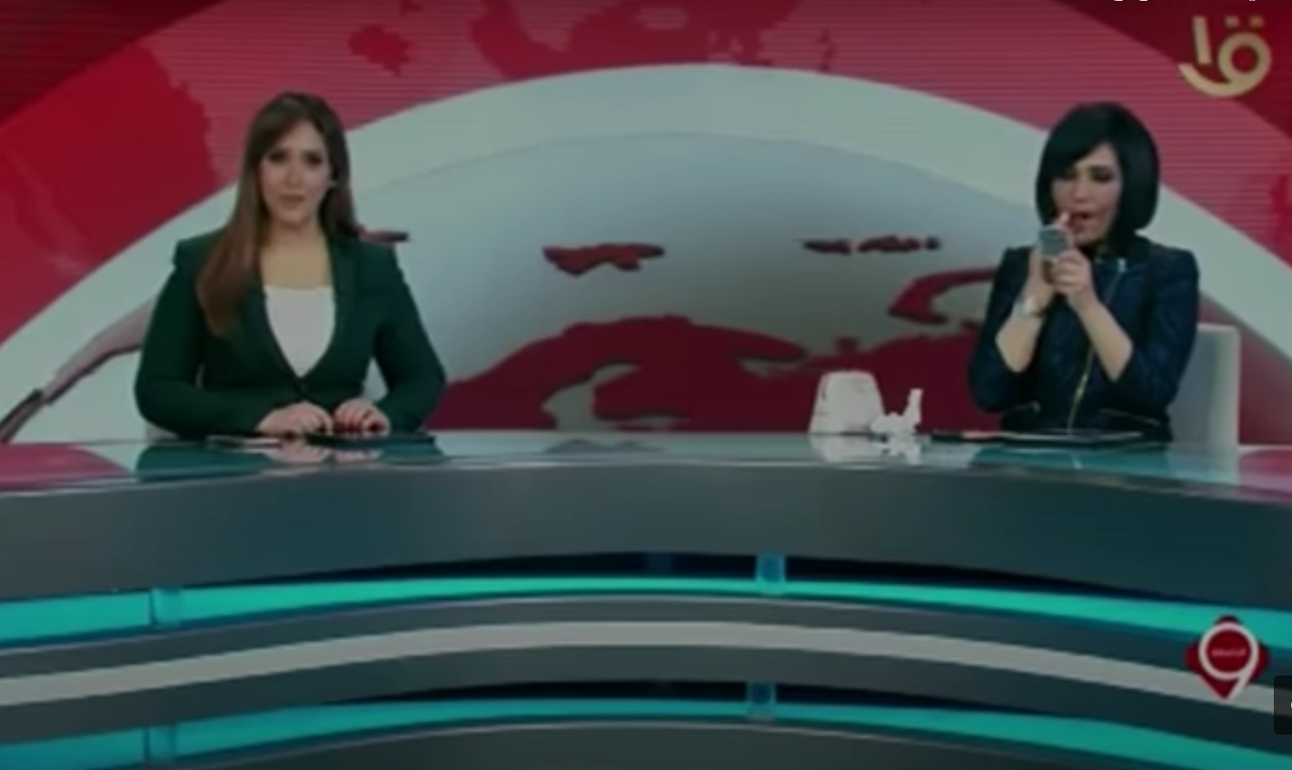 المذيعة تضع الروج على الهواء