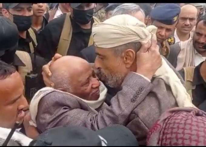 شاهد بالصورة شخص بارز يقبل اللواء فيصل رجب على جبينه لحظة الافراج عنه..المفاجأة من يكون !