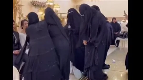 في السعودية: شاهد سيدة تقتحم حفل زفاف زوجها على عروس أخرى يشعل منصات التواصل الاجتماعي.. مافعلته لايصدق