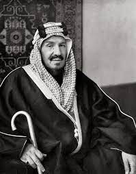 شاهد صورة نادرة للملك سعودي من وسط صنعاء في الخمسينات .. والمفاجأة برفقة من كان