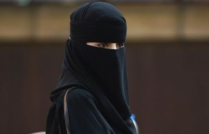 في نهاية صادمة.. شاب يتحرش بفتاة سعودية شجاعة أمام الناس..شاهد ماذا فعلت