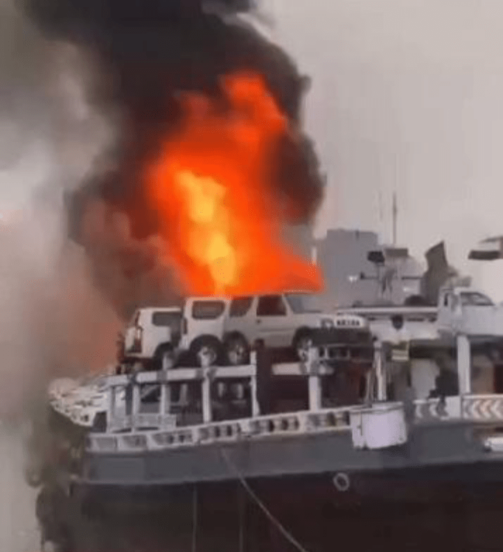حريق ضخم يلتهم سفينة محملة بالسيارات في دبي.. والمفاجأة في مالك البضاعة! 