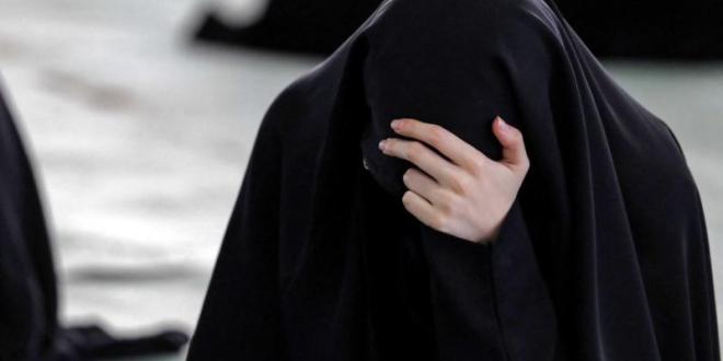 الأمن السعودي يضبط فتاة دخلت محل وقامت بفعل مخجل مع العامل.. والمفاجأة كيف تم كشف امرهم! 