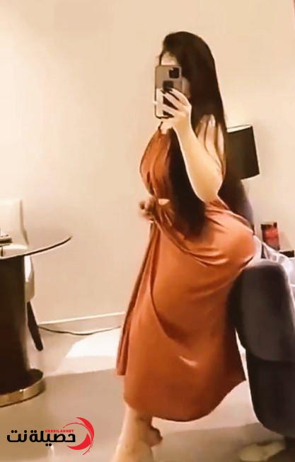 شاهد مراهقة خليجية قامت بخلع ملابسها على الهواء في برنامج لابراز جمالها وانوثتها.. وهكذا لقنها المذيع درساً قاسياً !