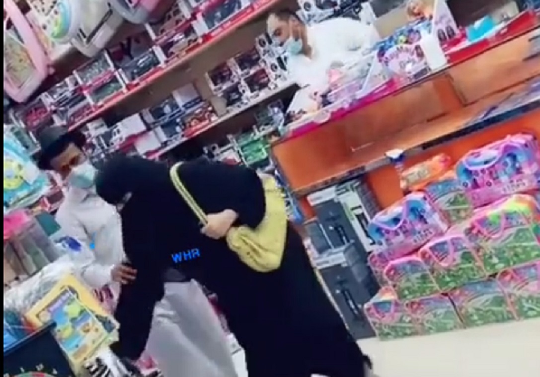 فتاة تكسر محل العاب في السعودية