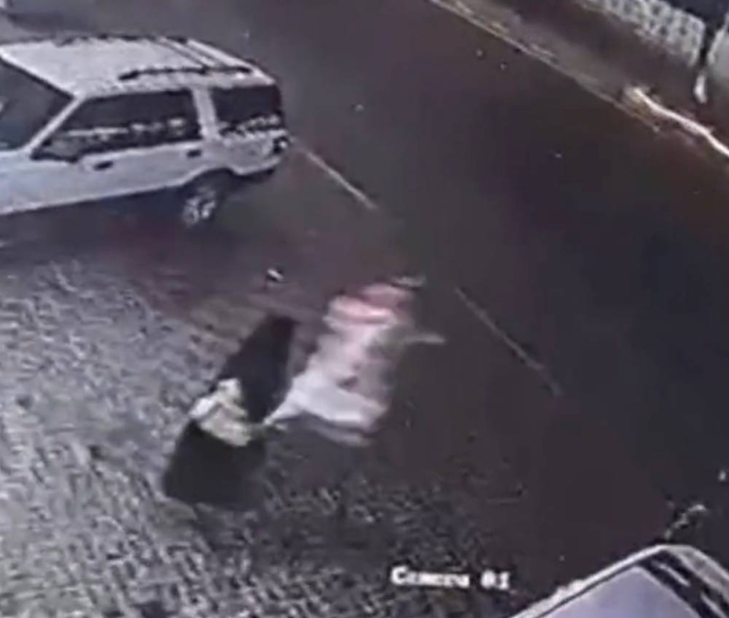 شاهد بالفيديو .. مواطن سعودي ينقذ طفل يركض على الطريق السريع بسرعة بديهة لن تصدقها !