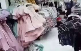  فيديو يوثق لحظة مقتل الفتاة داخل مول بعدن بعد اختبأئها بين الملابس !