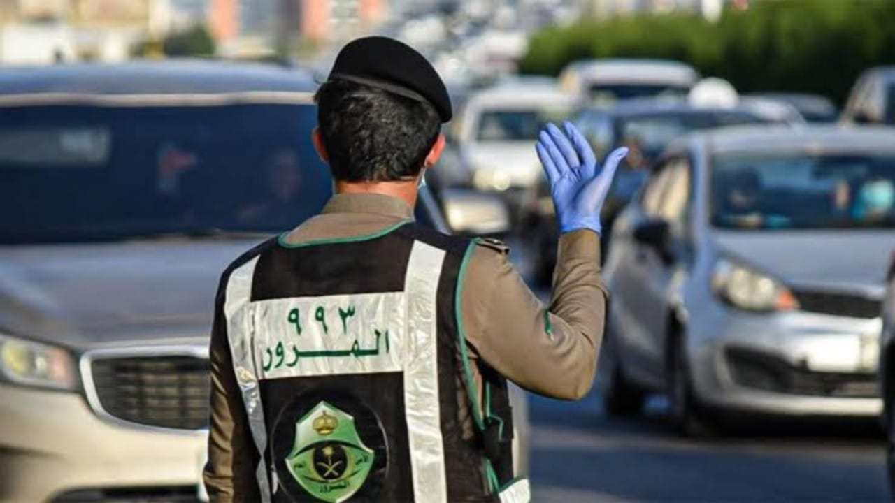 السعودية.. شاب متهور يصدم سيارة شرطة ويلوذ بالفرار  فكانت نهايته كارثية ومؤلمة! 