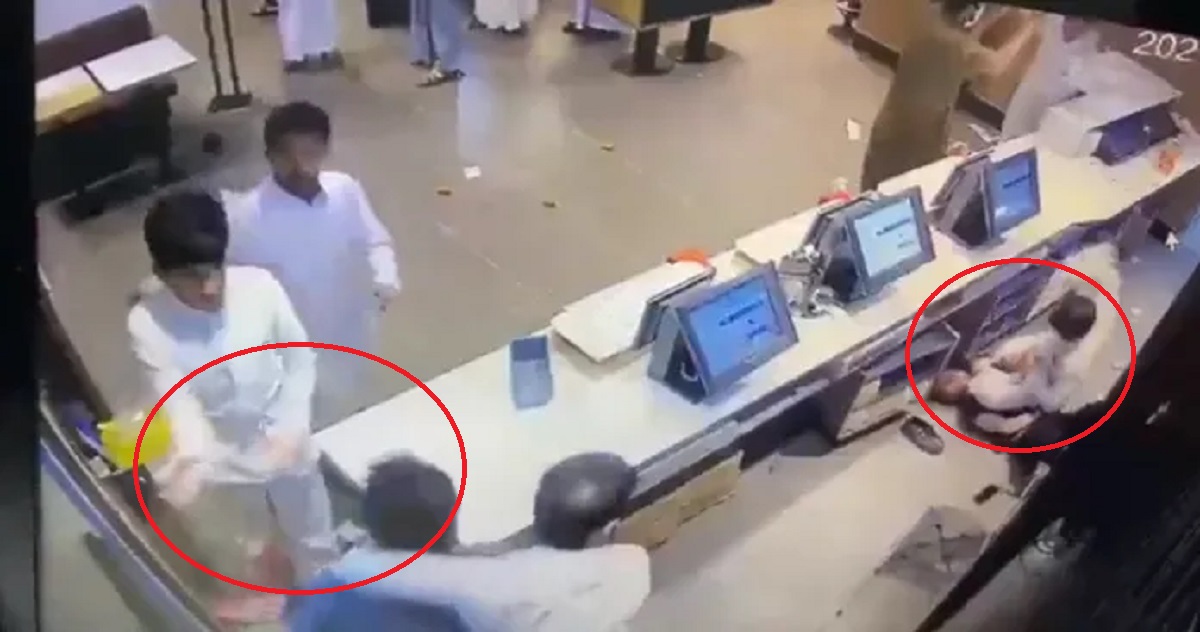 مشهد الاعتداء على عمال مطعم في السعودية