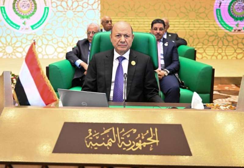 وصفها اليمنيين بالإهانة البالغة .. غضب يمني بشأن ما تعرض له الرئيس العليمي في القمة العربية بالجزائر.. تفاصيل ما حدث ؟