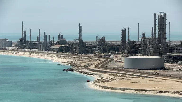 النفط في السعودية بخطر ..  دولة تكتشف اكبر مخزون قد تغطي كل احتياجات العالم بأكمله.. (تعرف عليها)
