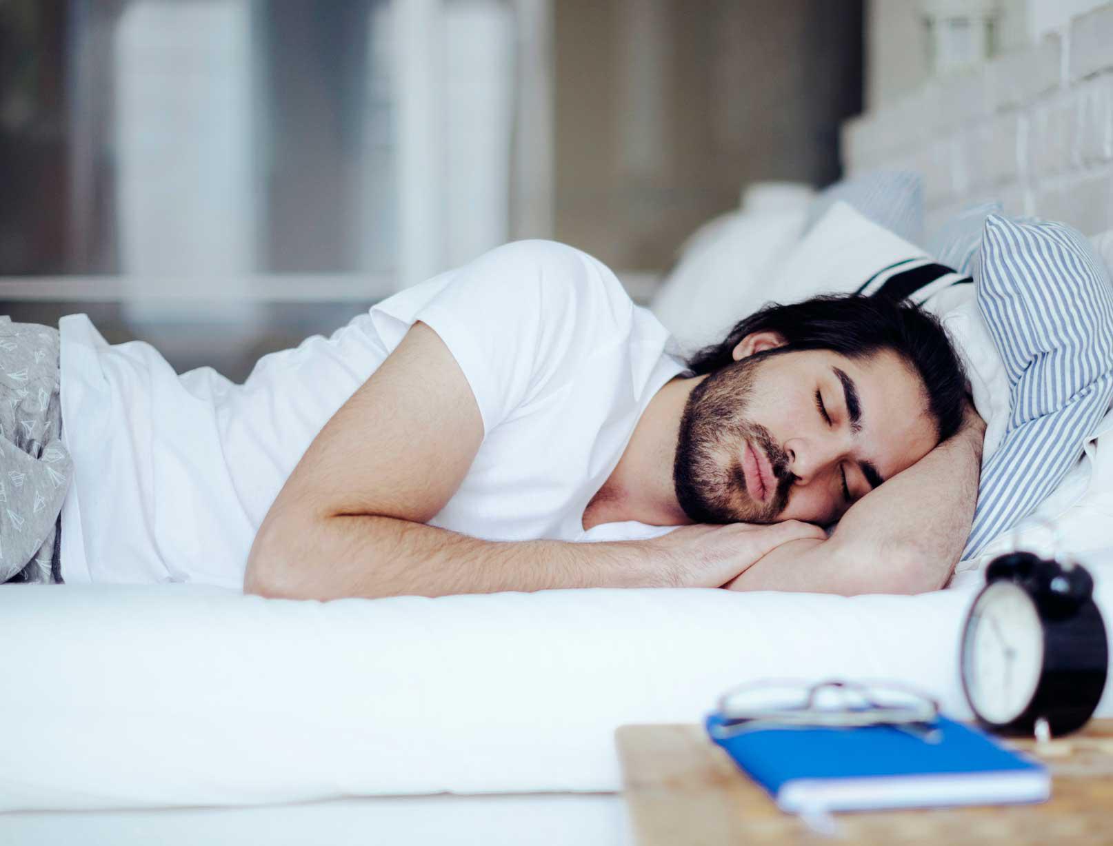 الرسول عليه الصلاة والسلام حذر من نوم الرجل وحده .. مخاطره لاتخطر على البال !