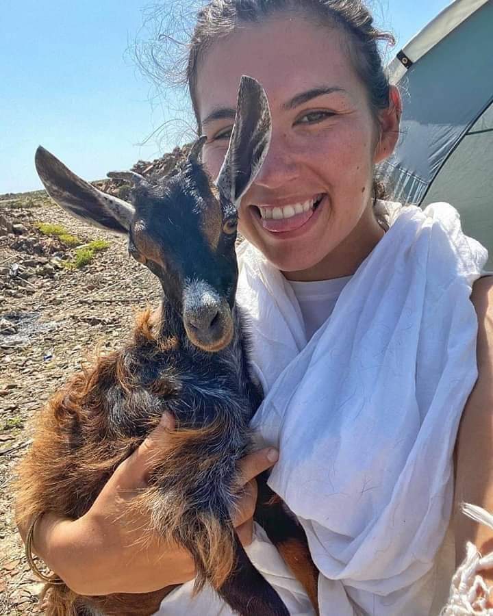 قبل سنوات سائحة اجنبية جميلة وصلت إلى جزيرة سقطرى  ورفضت المغادرة .. والمفاجأة كيف اصبحت اليوم (شاهد الصور)