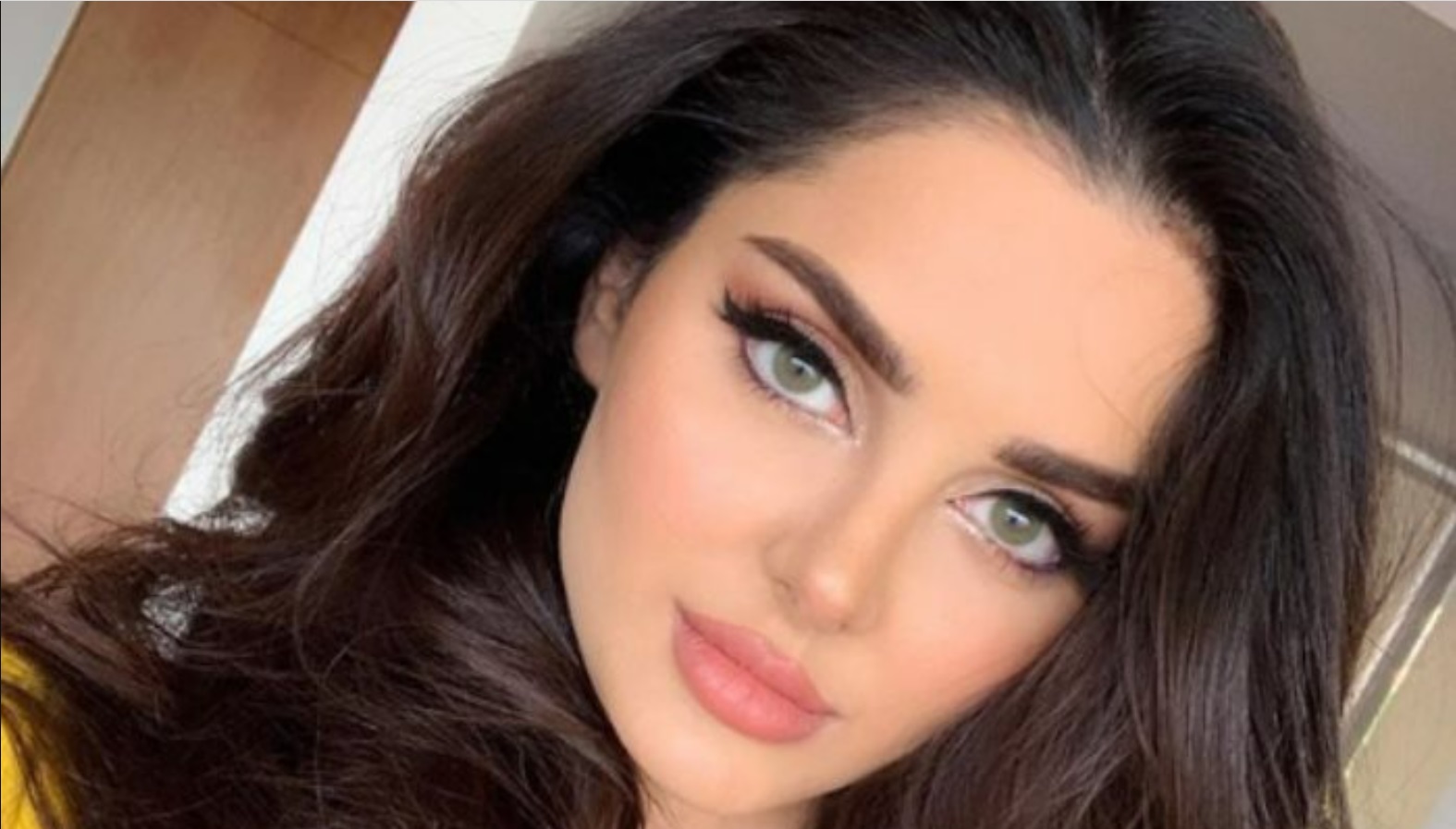 فتاة إيرانية حسناء حصدت لقب أجمل امرأة في العالم تظهر عارية تماماً في جلسة تصوير .. صورة