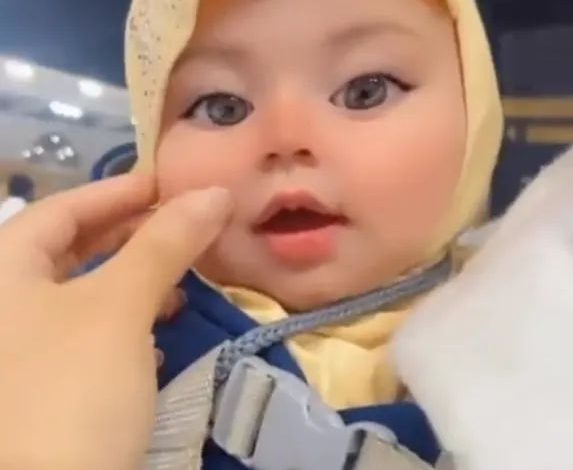 شاهد أصغر معتمرة في بيت الله الحرام تذيب قلوب رواد مواقع التواصل بسبب جمالها