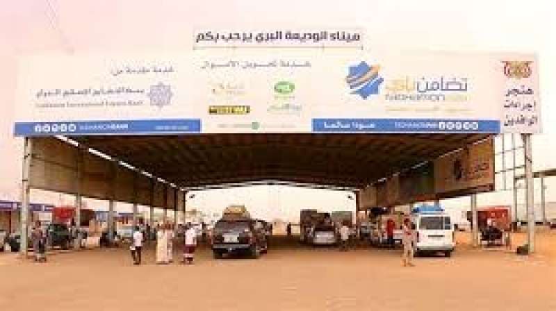 الكشف عن سبب إيقاف الرحلات البرية بين اليمن والسعودية عبر منفذ الوديعة