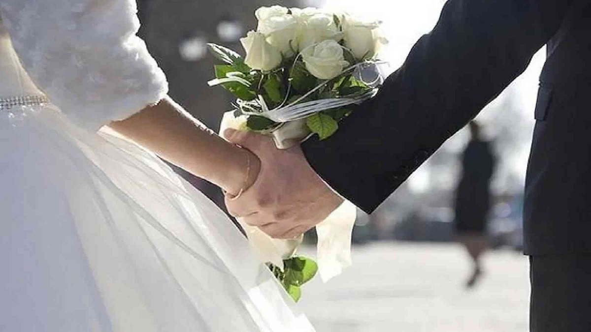 فرت هاربة ..حسناء سعودية في سن المراهقة تطلب الطلاق منتصف ليلة الدخلة بعدما خلع العريس ملابسه.. وما فعله بها في أول ليلة جعلها يجن جنونها