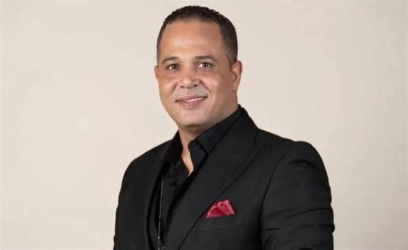 شاهد.. فتاتان تضحكان أثناء تصويرهما جنازة الفنان مصطفى درويش في مصر وتثيران جدل واسع بهذه الصورة! 