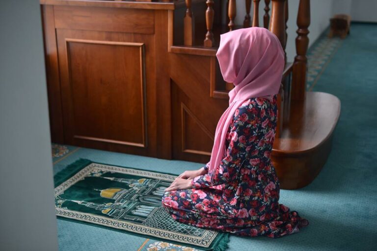 لماذا تظهر علامة السجود على جبين المرأة وتظهر فقط على جبين الرجل..الاجابة ستذهلك