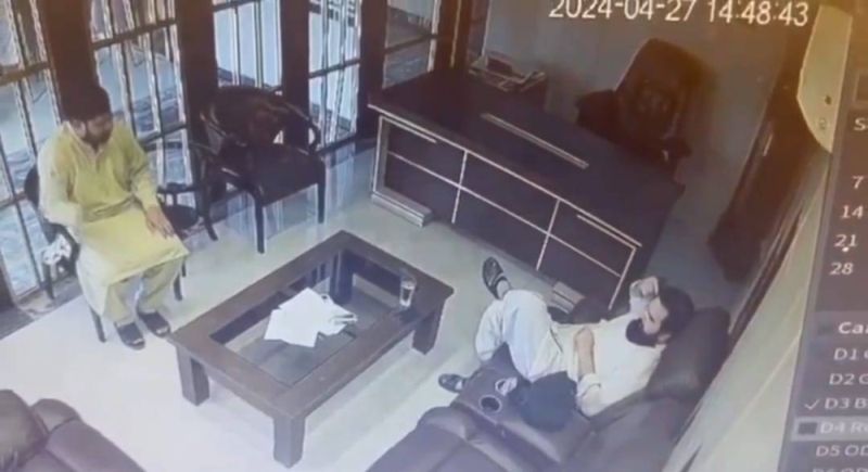 شاهد: كاميرا توثق لحظة انتحار رجل أعمال داخل مكتبه ..فيديو