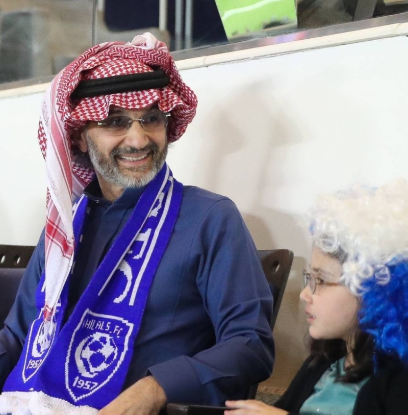 شاب يمني جرئ يباغت الأمير السعودي الوليد بن طلال بسؤال محرج وغير لائق والمفاجأة في رد الأمير!