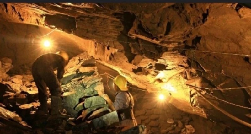 شاهد جبال ذهبية تزلزل العالم وتهز الدول العظمى في بلد عربي فقير.. ما الذي سيحدث للقوى الاقتصادية!!