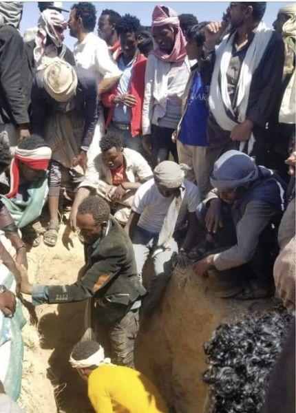 شاهد بالصورة..قبيلة يمنية تفاجئ عشرات العمال الإثيوبيين بما لم يكن في الحسبان بعد ساعات من وفاة أحدهم..تفاصيل مثيرة 