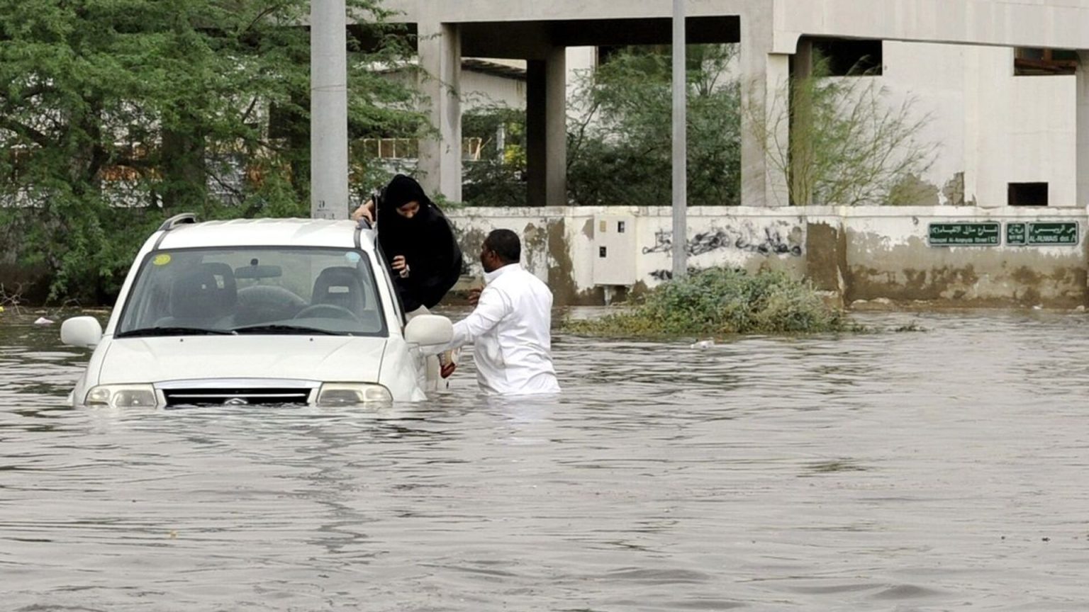 السعودية : تحذير عاجل من الأرصاد بأمطار غزيرة وجريان السيول.. وتعليق الدراسة بعدة مناطق