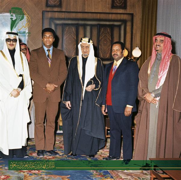 صورة تأريخية نادرة للملك فيصل والملك فهد مع نجم عالمي في السعودية ..شاهد من يكون؟؟