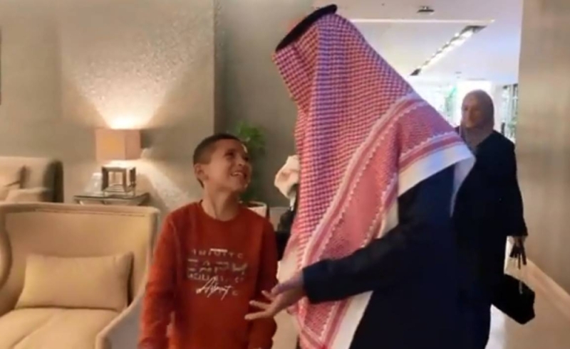 شاهد آل الشيخ يفي بوعده ويحقق حلم طفل سوري ظهر في قلب الزلزال وتمنى لقاء رونالدو في السعودية