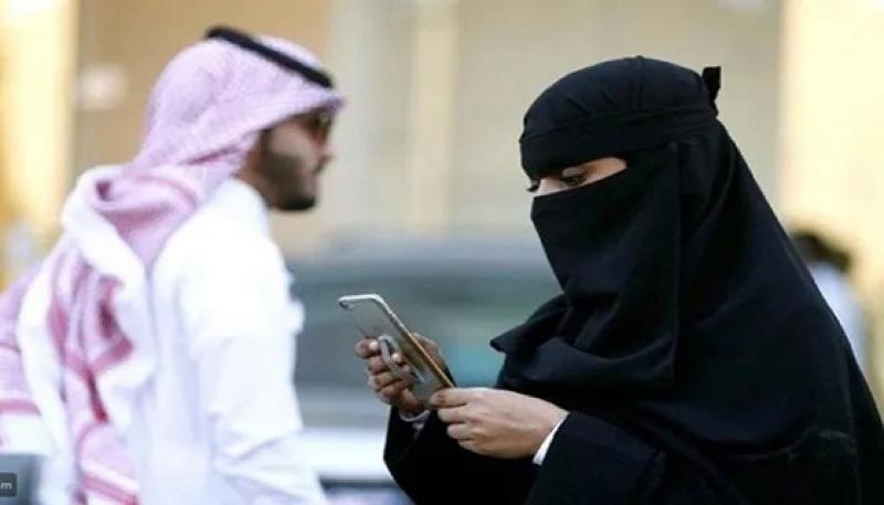 فتاة سعودية لم تستطيع ان تتمالك نفسها أمام شاب جميل يعمل في محل لبيع العطور.. هذا ما طبت منه !