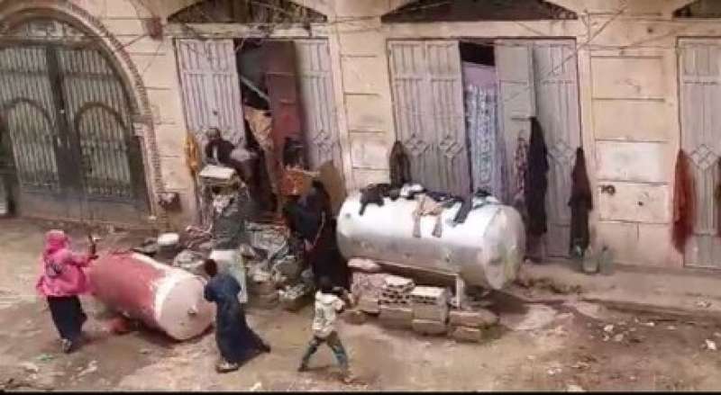 واقعة تهز اليمن : شاهد عراك بين أسرتين فقيرتين بصنعاء ينتهي بمقتل فتاة شابة طعنًا بالسكين..صور من قلب الحدث