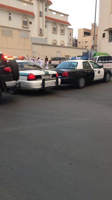شاهد دورية الشرطه السعودية ضبطت موظف برفقة زميلته داخل سيارته.. لن تصدقوا كيف تم معاقبته