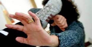 شاب يمني يعذب والدته بطريقة وحشية ويطردها من المنزل والسبب غير متوقع! 